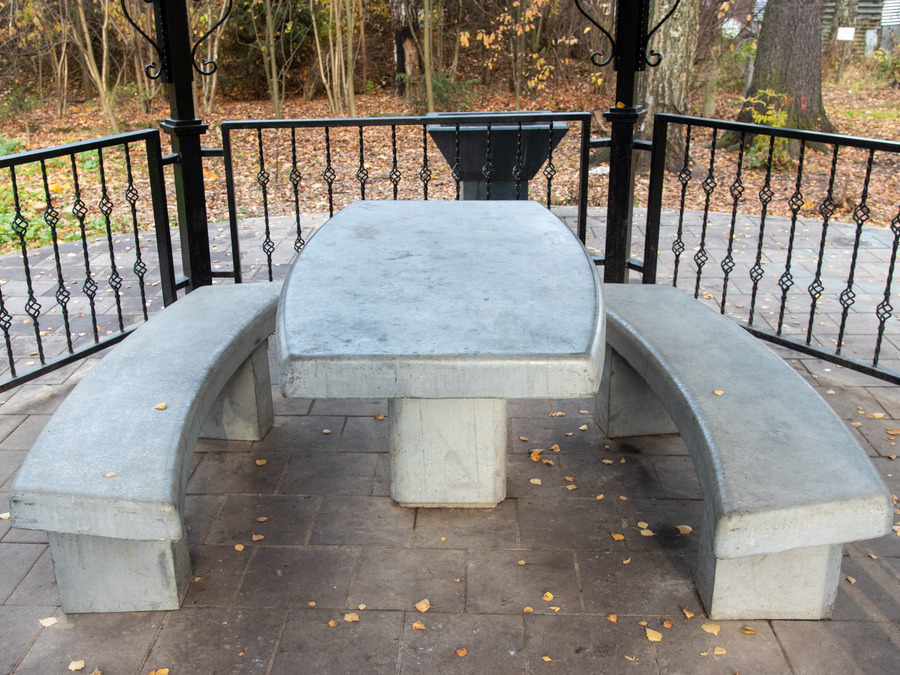 Эллипсообразный парковый стол со скамейками