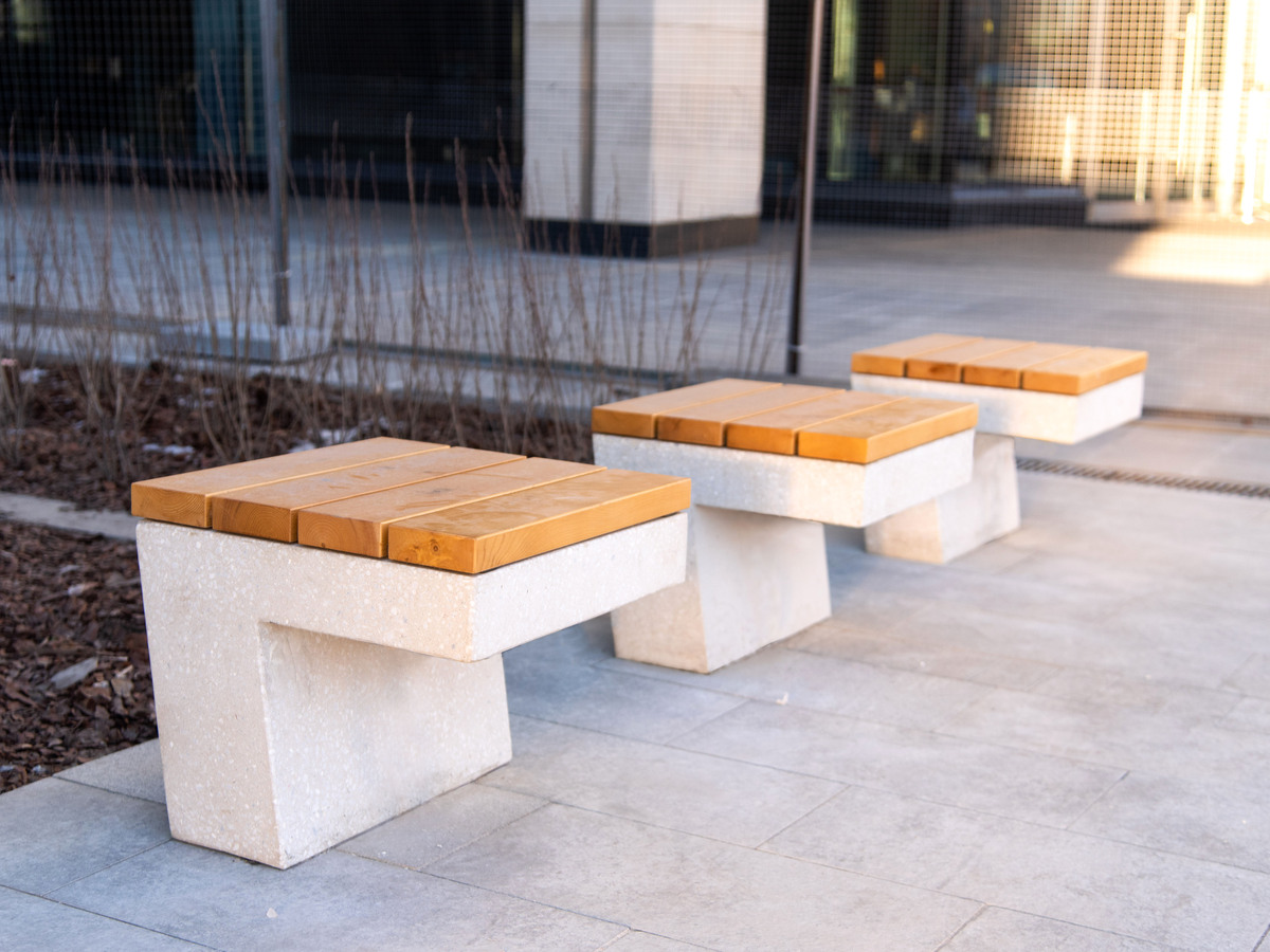 бетонные скамейки с деревянным настилом